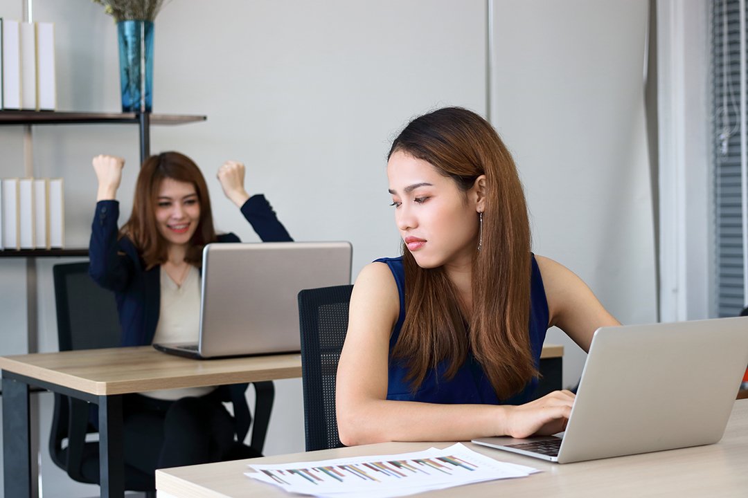 Normalkah Jika Iri Dengan Teman Sekantor?