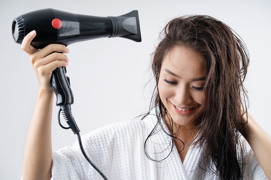 Terlalu Sering Pakai Hair Dryer Bikin Rambut Rontok